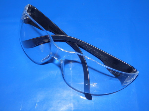 Moderne schwarze Universalschutzbrille klar mit UV-Schutz